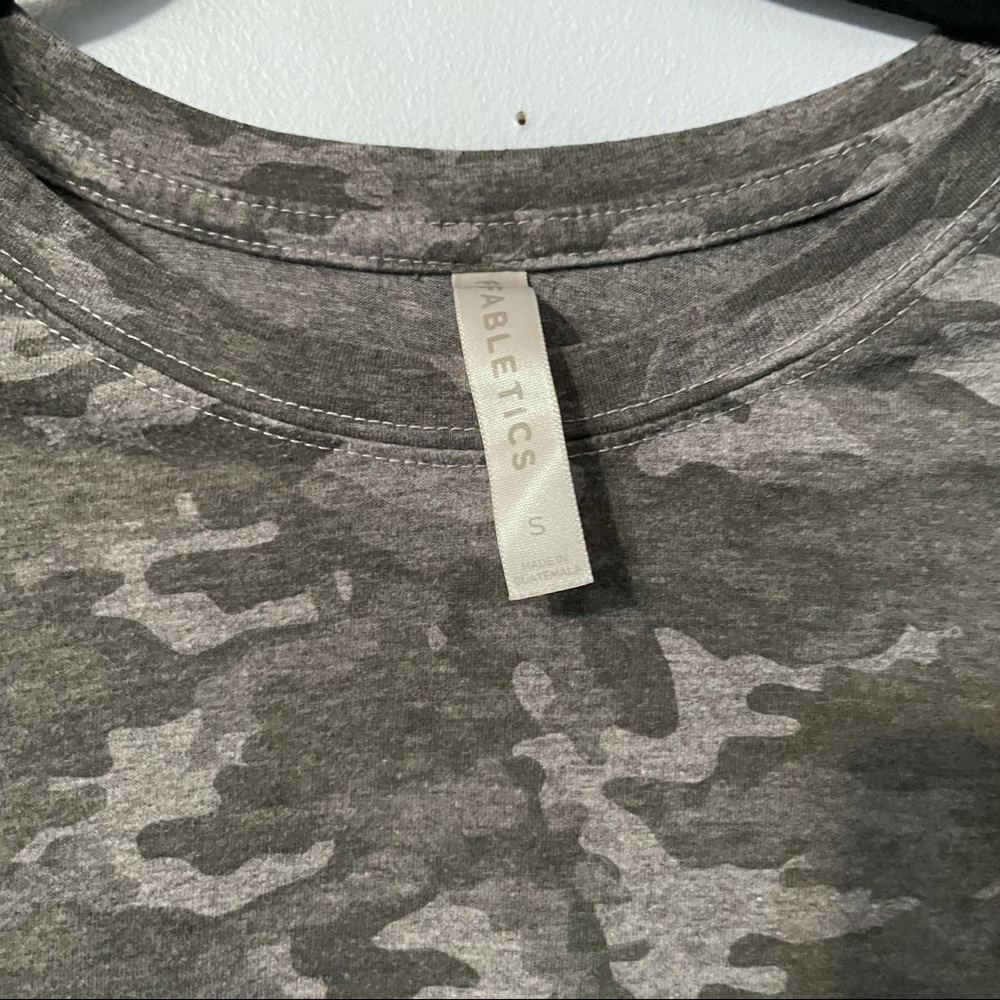 Fabletics Gray Camo Cropped Short Sleeve Shirt - Picture 3 of 6